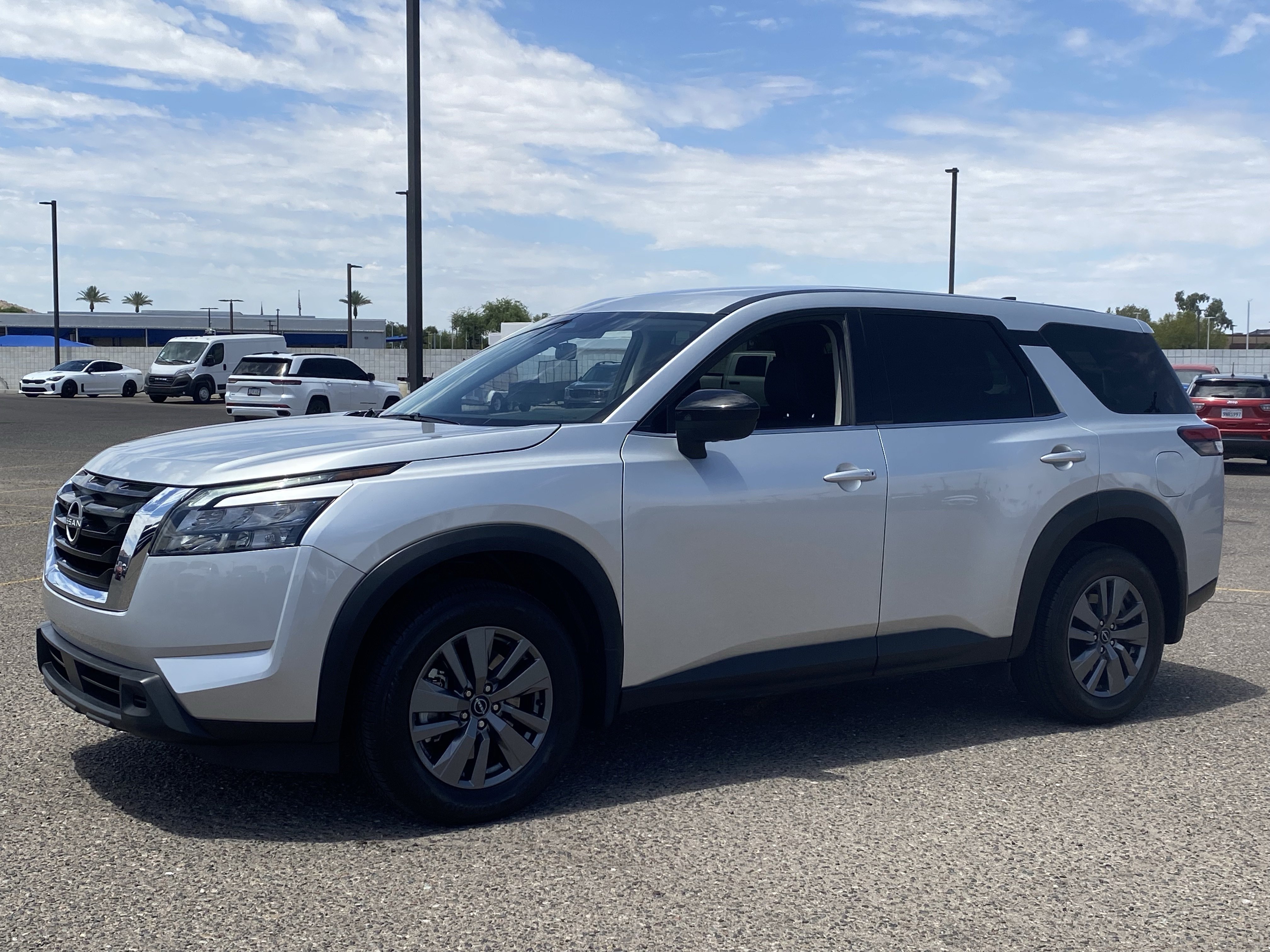 Used 2025 Nissan Pathfinder S FWD image 2
