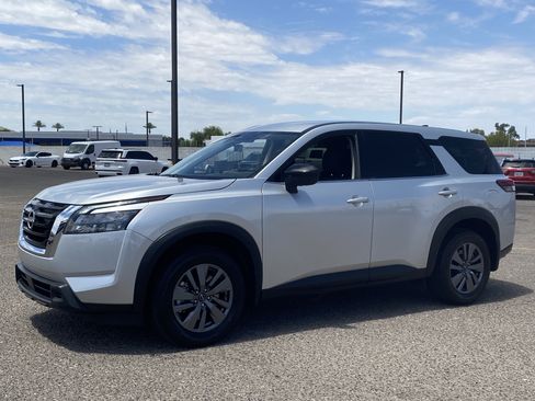 Used 2025 Nissan Pathfinder S FWD image 2