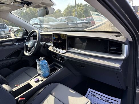 New 2025 Volkswagen Tiguan SE image 21