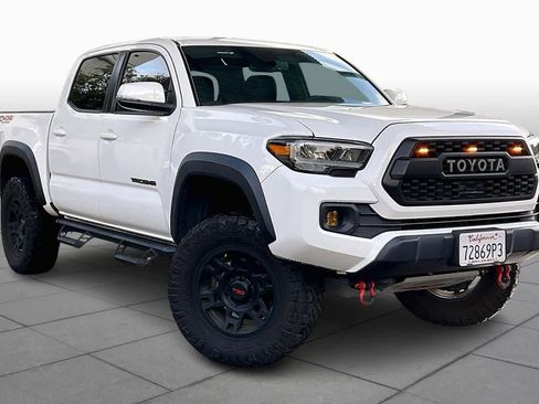 Used 2022 Toyota Tacoma TRD Off-Road image 2
