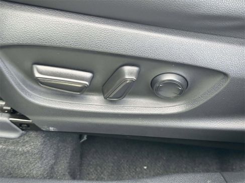 Used 2022 Toyota Corolla Cross XLE image 16