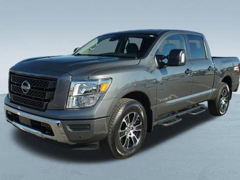 Used 2024 Nissan Titan SV w/ SV Convenience Package image 3