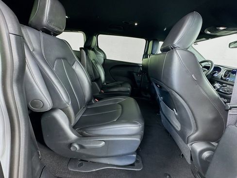 Used 2024 Chrysler Pacifica Limited FWD image 28