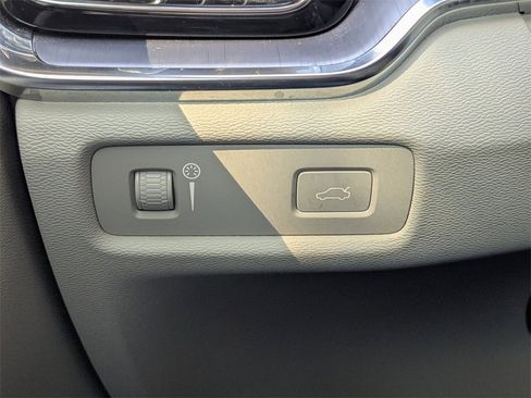 Used 2020 Volvo S60 T5 Momentum image 23