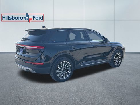 Used 2025 Lincoln Corsair Reserve image 8