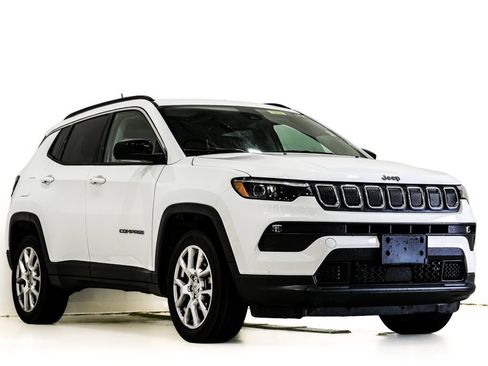 Used 2022 Jeep Compass Latitude w/ Sun and Sound Group AWD/4WD image 1