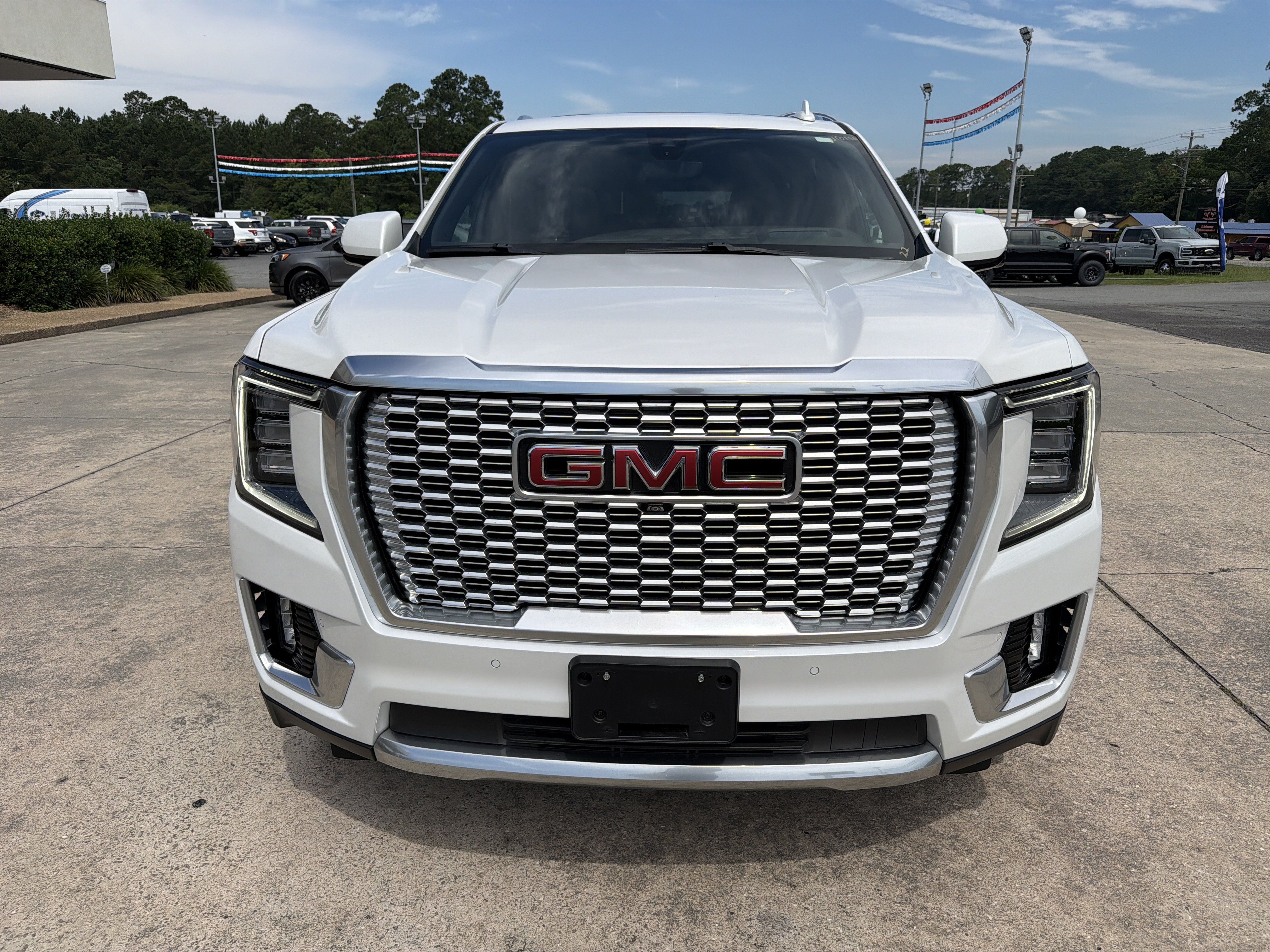 Used 2022 GMC Yukon XL Denali w/ Denali Premium Package AWD/4WD image 3