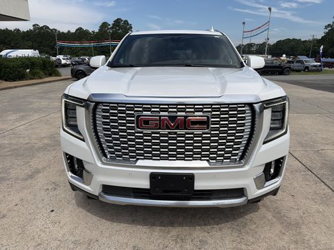Used 2022 GMC Yukon XL Denali w/ Denali Premium Package AWD/4WD image 3