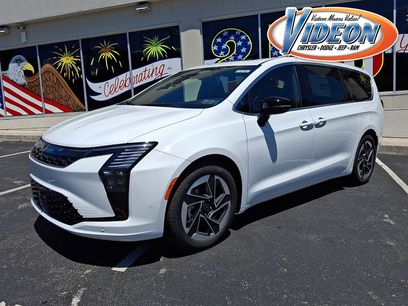 New 2027 Chrysler Pacifica Limited w/ Family Tech Group