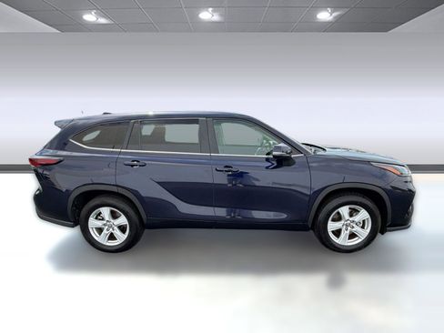 Used 2025 Toyota Highlander LE FWD image 8