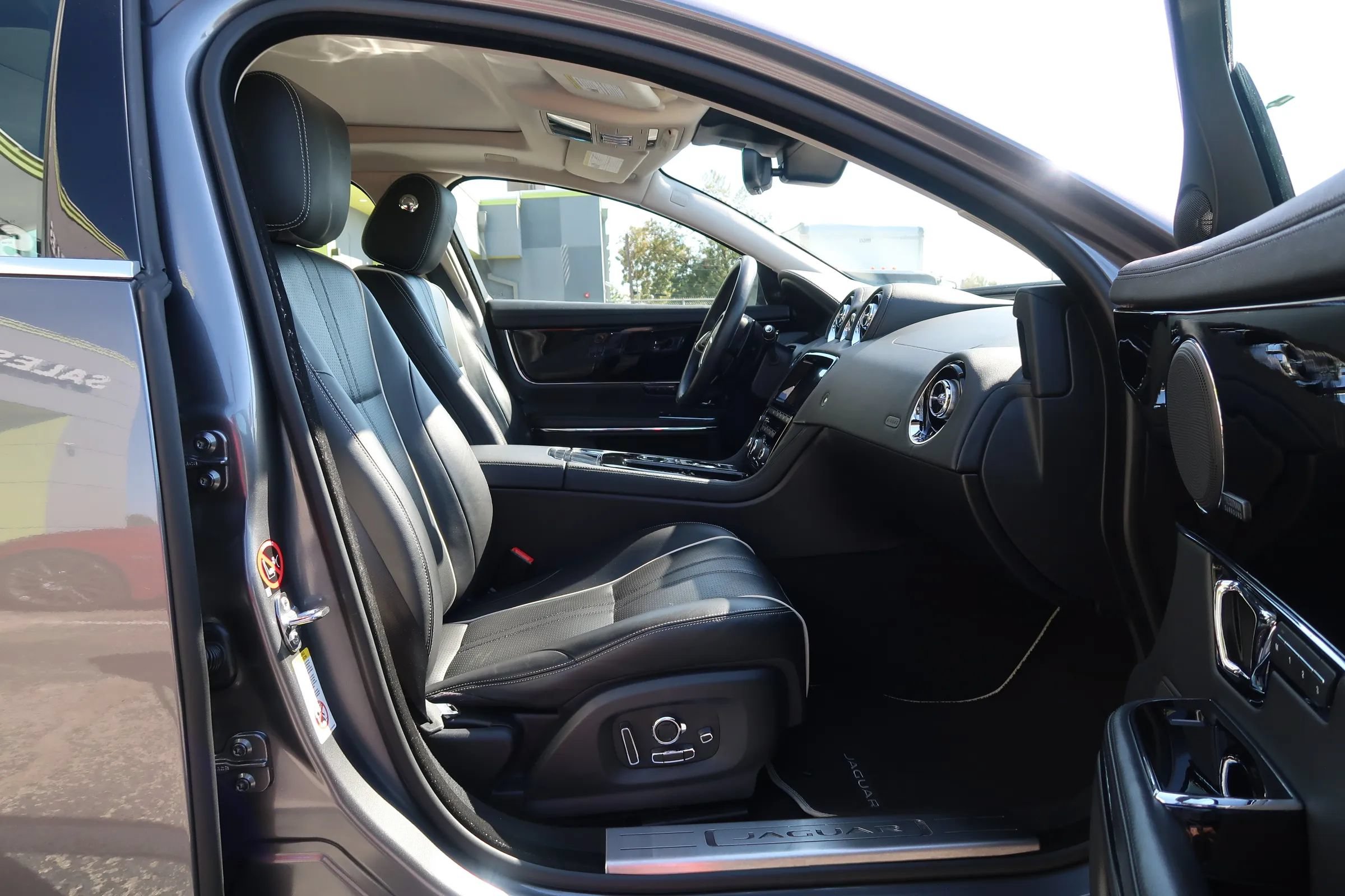 Used 2019 Jaguar XJ R-Sport RWD image 22