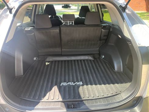 Used 2022 Toyota RAV4 LE AWD/4WD image 11