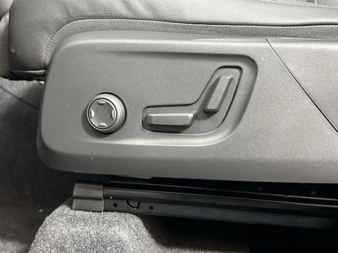 Certified 2025 Volvo XC40 B5 Plus w/ Protection Package Premier image 16