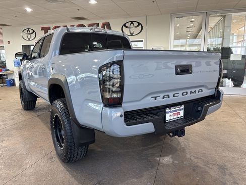 Used 2019 Toyota Tacoma TRD Off-Road w/ Technology Package AWD/4WD image 8