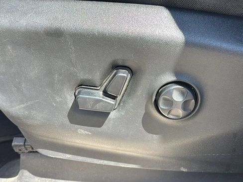 Used 2019 Chrysler Pacifica Touring-L FWD image 11