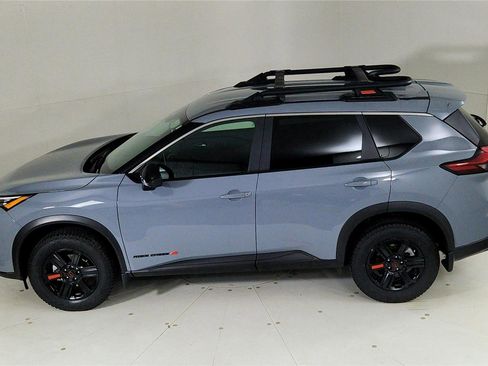 Used 2025 Nissan Rogue SV image 16