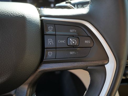 Used 2022 Jeep Grand Cherokee Limited w/ Luxury Tech Group II AWD/4WD image 28