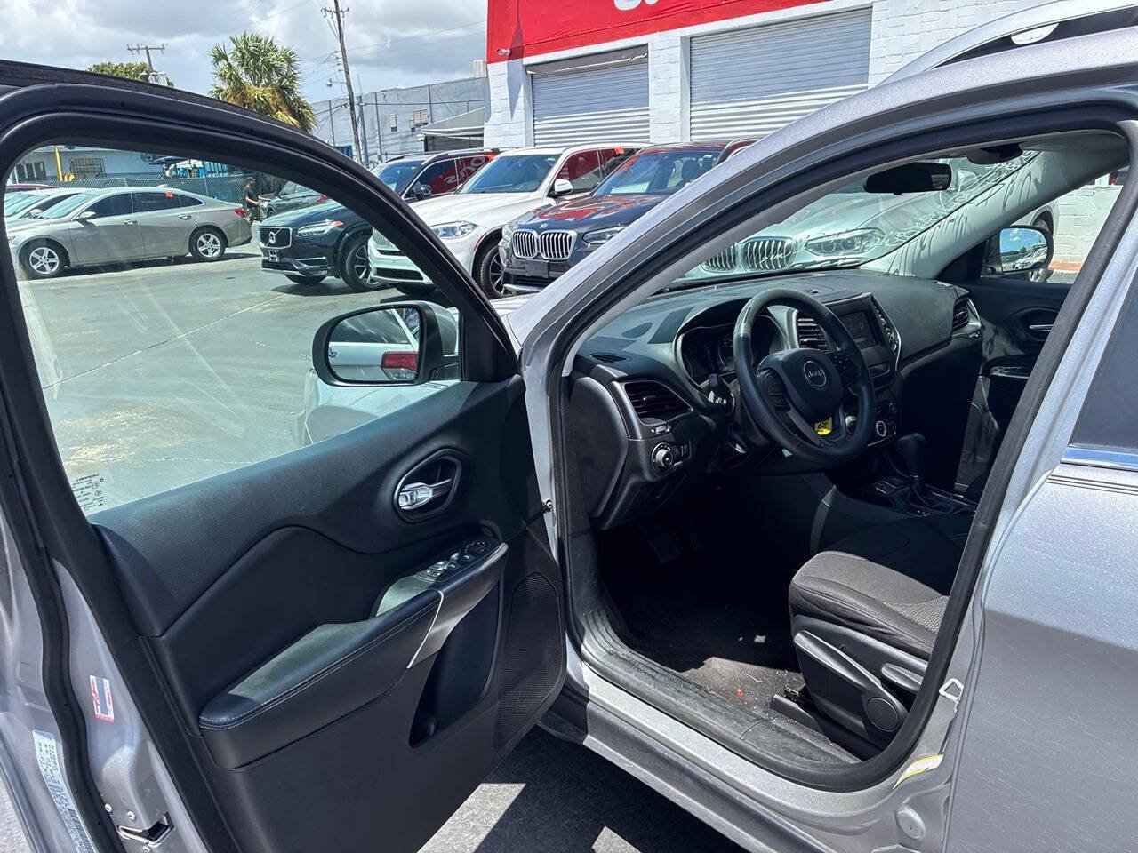 Used 2019 Jeep Cherokee Latitude w/ Popular Appearance Group FWD image 7