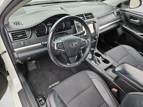 Used 2017 Toyota Camry SE w/ Moonroof Package FWD image 10