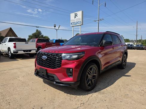 Used 2025 Ford Explorer ST-Line w/ ST-Line Street Pack AWD/4WD image 3