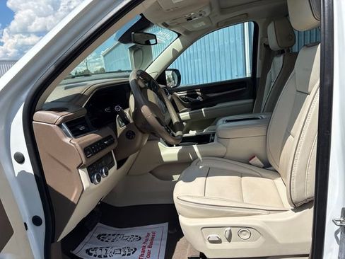 Used 2022 GMC Yukon XL Denali AWD/4WD image 8