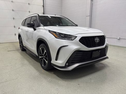 Used 2022 Toyota Highlander XSE image 2