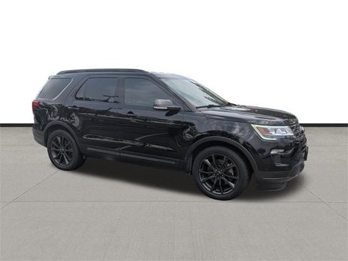 Used 2018 Ford Explorer XLT w/ Equipment Group 202A image 8