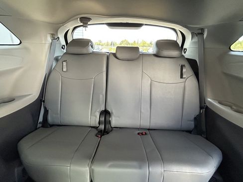 Used 2023 Toyota Sienna XLE FWD image 11