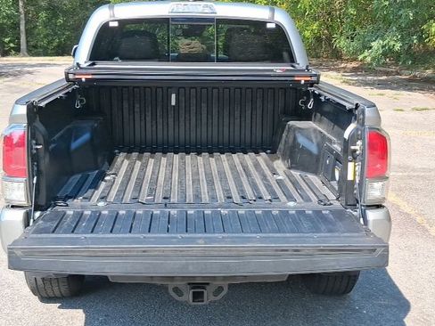 Used 2020 Toyota Tacoma TRD Sport AWD/4WD image 5