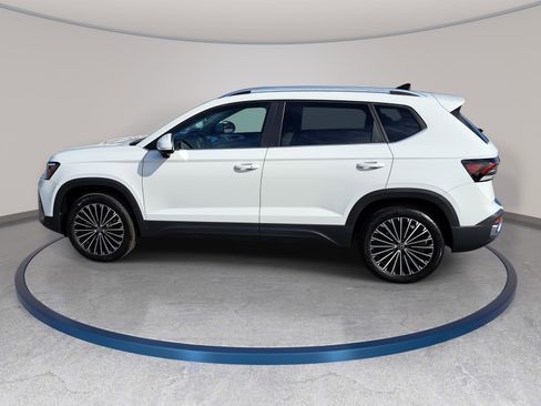 New 2026 Volkswagen Taos SE FWD image 8