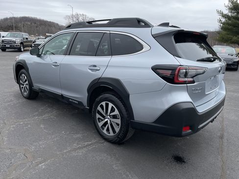 Used 2025 Subaru Outback Premium image 3