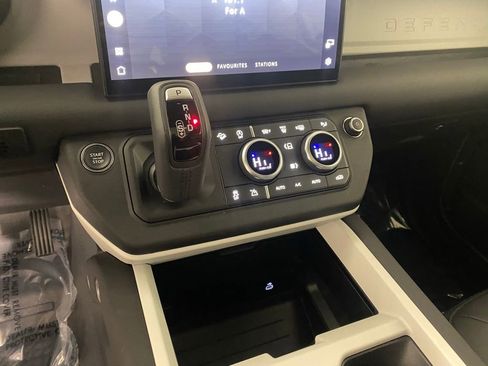 Used 2025 Land Rover Defender 110 S image 24