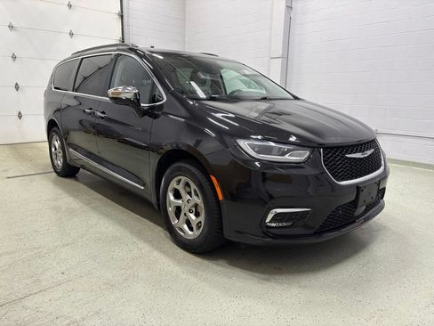 Used 2022 Chrysler Pacifica Limited AWD/4WD image 2