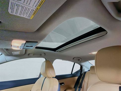 Used 2021 Nissan Sentra SV w/ SV Premium Package FWD image 5
