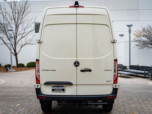 Used 2024 Mercedes-Benz Sprinter 2500 image 10