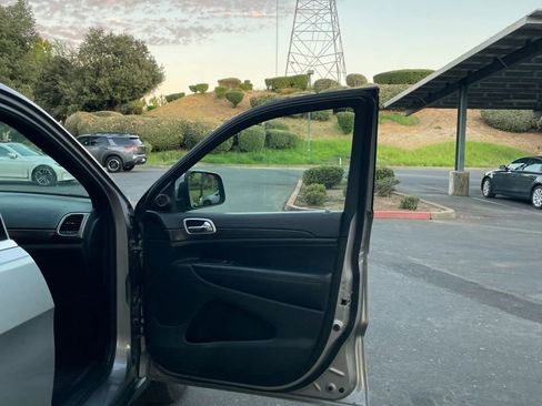 Used 2018 Jeep Grand Cherokee Laredo image 10