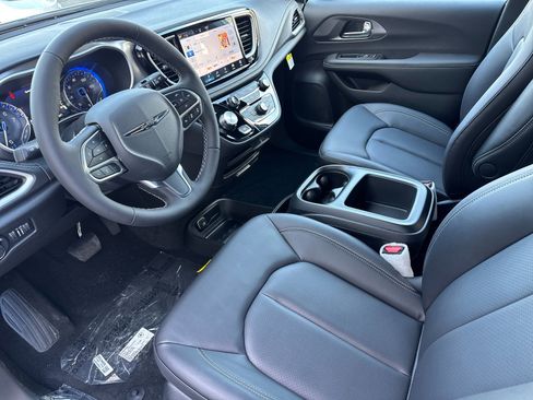 New 2026 Chrysler Pacifica Select image 10
