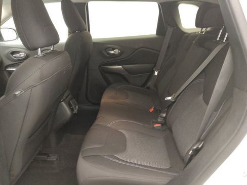 Used 2019 Jeep Cherokee Latitude w/ Popular Appearance Group AWD/4WD image 18