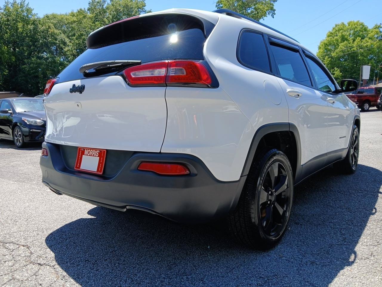 Used 2018 Jeep Cherokee Latitude w/ Altitude Package FWD image 6