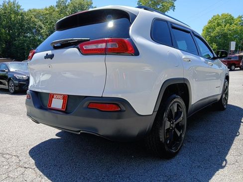 Used 2018 Jeep Cherokee Latitude w/ Altitude Package FWD image 6