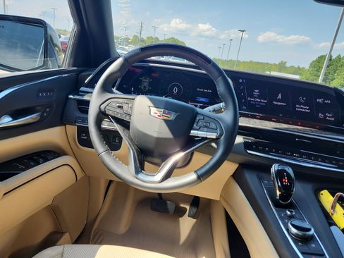Used 2024 Cadillac Escalade Premium Luxury AWD/4WD image 15