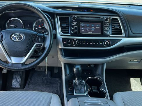 Used 2015 Toyota Highlander LE AWD/4WD image 16