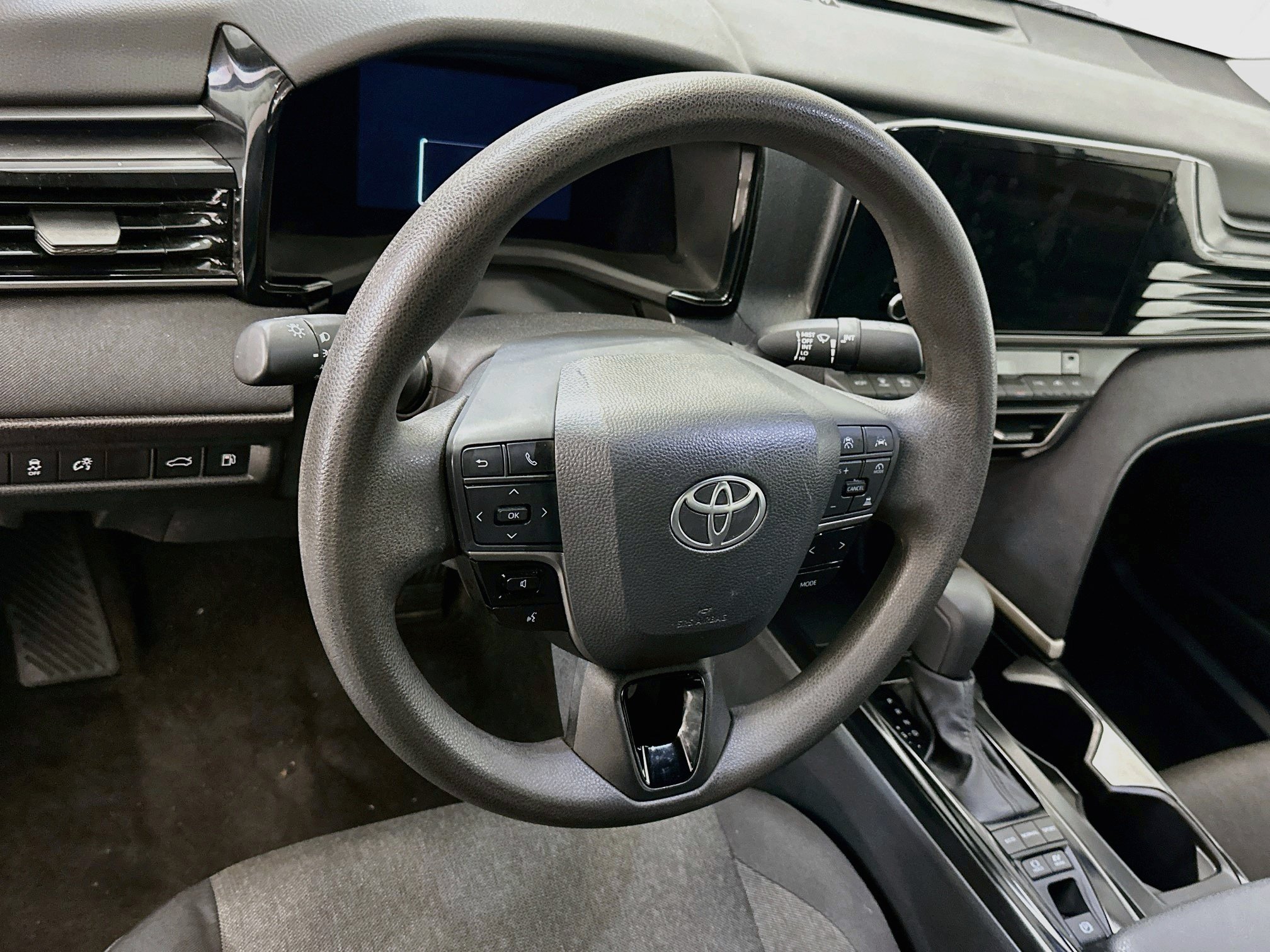 Used 2025 Toyota Camry LE FWD image 18
