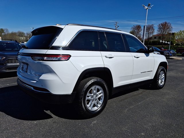 Used 2022 Jeep Grand Cherokee Laredo w/ Luxury Tech Group I AWD/4WD image 8