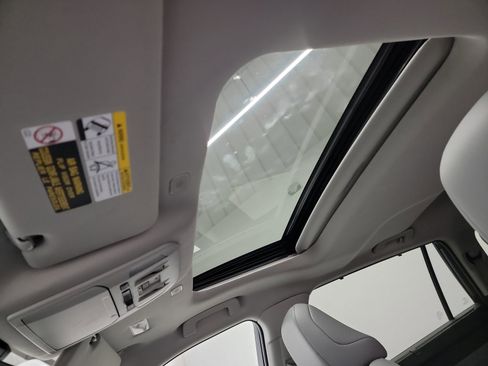 Used 2024 Toyota Highlander XLE image 24