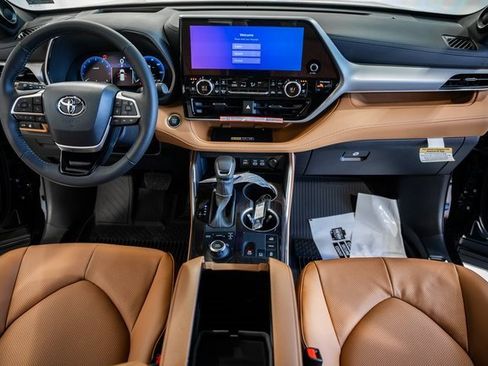New 2026 Toyota Highlander Platinum image 20