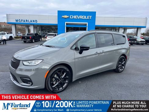 Used 2025 Chrysler Pacifica Limited image 1