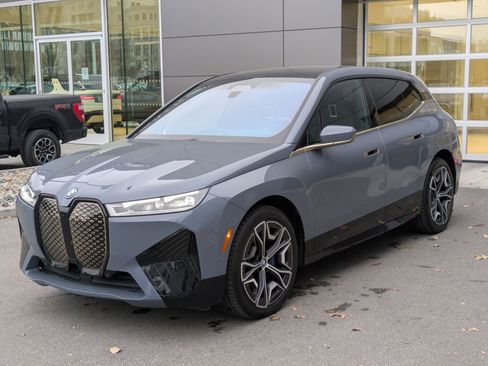 Used 2022 BMW iX xDrive50 w/ Premium Package image 8