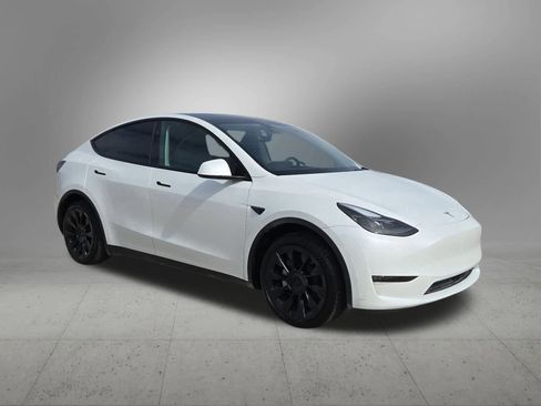 Used 2024 Tesla Model Y Long Range image 8