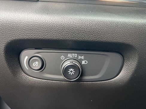 Used 2023 Chevrolet Traverse LT image 18